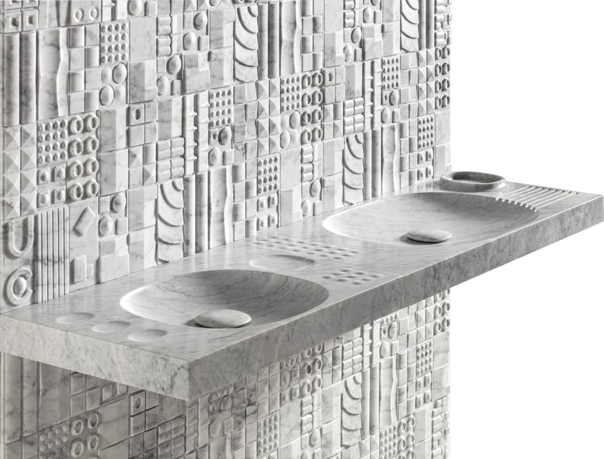 <strong>Frammenti,</strong> (rivestimento a parete) e <strong>Sorgente,</strong> (sistema lavabo), design Martinelli Venezia