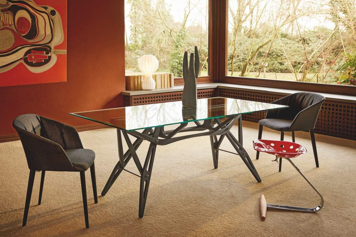 Reale Table, design Carlo Mollino | Mezzadro Stool, design Achille e Pier Giacomo Castiglioni | Liza Chairs, design Lievore, Altherr, Molina